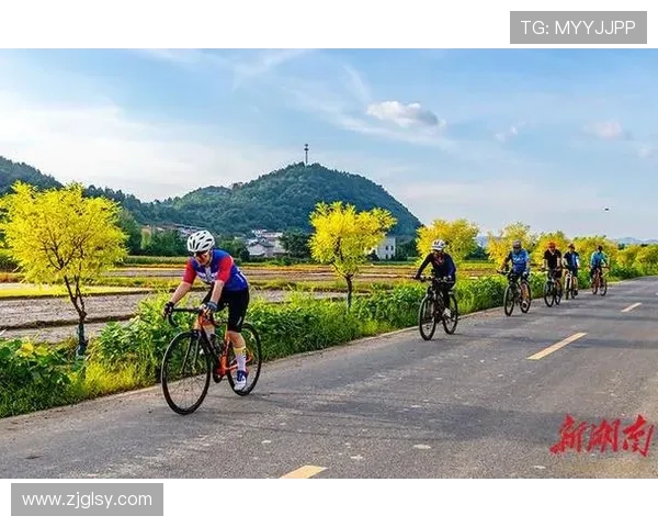 足球明星亲自骑行展现运动魅力与环保理念的完美结合 足球明星亲自骑行展现运动魅力与环保理念的完美结合
