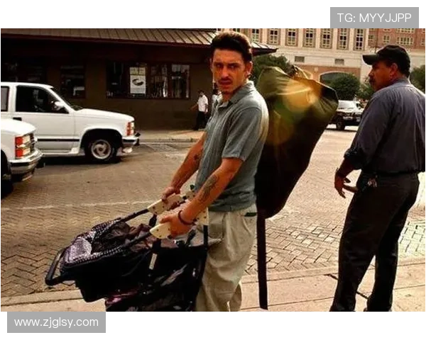 退役足球明星的悲惨境遇揭示了职业生涯背后的艰辛与无奈