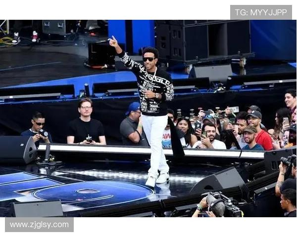 足球明星们纷纷跨界出单曲,音乐与球场的激情碰撞引发热议 足球明星们纷纷跨界出单曲,音乐与球场的激情碰撞引发热议