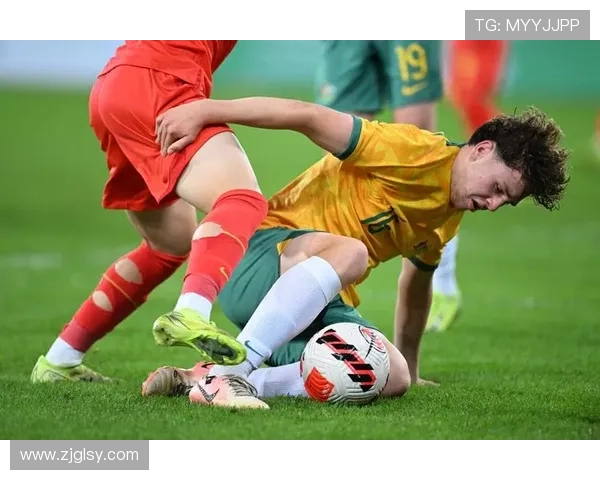 足球明星场边精彩瞬间展现情感与激情的独特表情解析 足球明星场边精彩瞬间展现情感与激情的独特表情解析