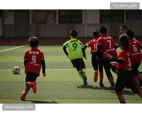 足球明星携子共踢球场传承热爱与梦想的温馨瞬间 足球明星携子共踢球场传承热爱与梦想的温馨瞬间